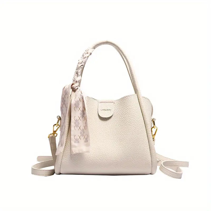 Borsa a mano bianca in pelle con manico intrecciato, decorata con foulard, tracolla regolabile e dettagli dorati. Elegante e versatile.