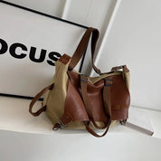 Borsa a tracolla in pelle marrone e tessuto beige, design casual, ideale per viaggi e uso quotidiano. Stile moderno e funzionale.