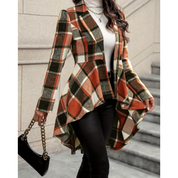 Cappotto a quadri donna, stile elegante, colori autunnali, abbinato a dolcevita bianco e pantaloni neri, moda femminile, tendenze 2023.