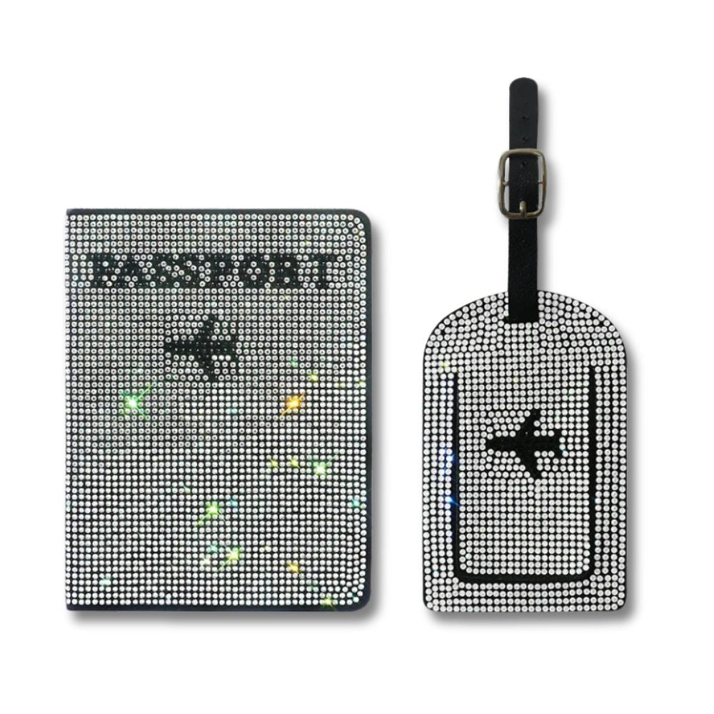 Portapassaporto e targhetta bagaglio in cristalli scintillanti, design aereo, accessori da viaggio eleganti, regalo perfetto per viaggiatori.