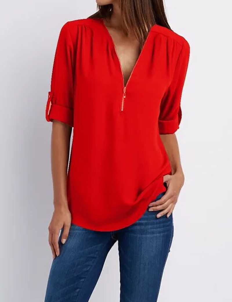 4 arrotolate, abbinata a jeans blu. Moda casual elegante, abbigliamento femminile trendy.