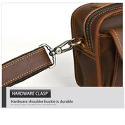 Borsa a tracolla in pelle marrone con fibbia in metallo resistente, cuciture fini, design elegante, ideale per uomo, accessorio moda durevole.