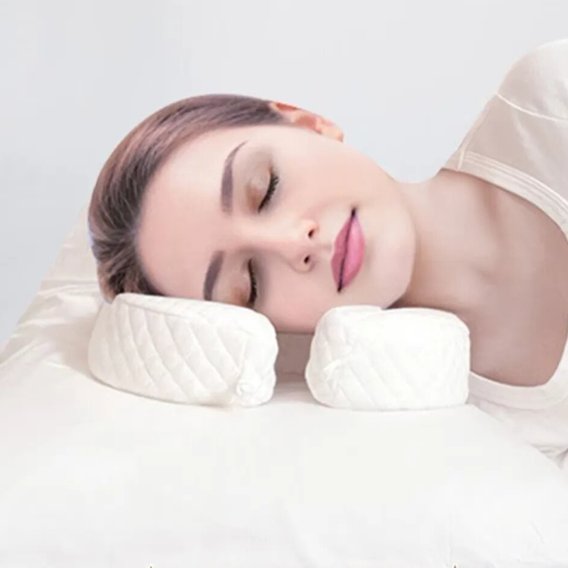 Cuscino ortopedico per dormire, supporto cervicale, donna che dorme, comfort ergonomico, sollievo dal dolore, accessorio letto, bianco.