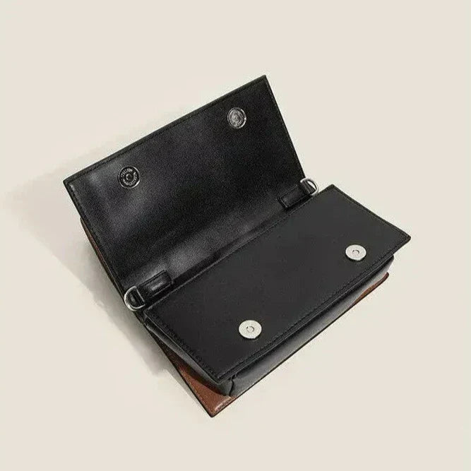 Portafoglio in pelle nera aperto con chiusura a bottone, design elegante e moderno, accessorio moda uomo e donna, ideale per carte e contanti.