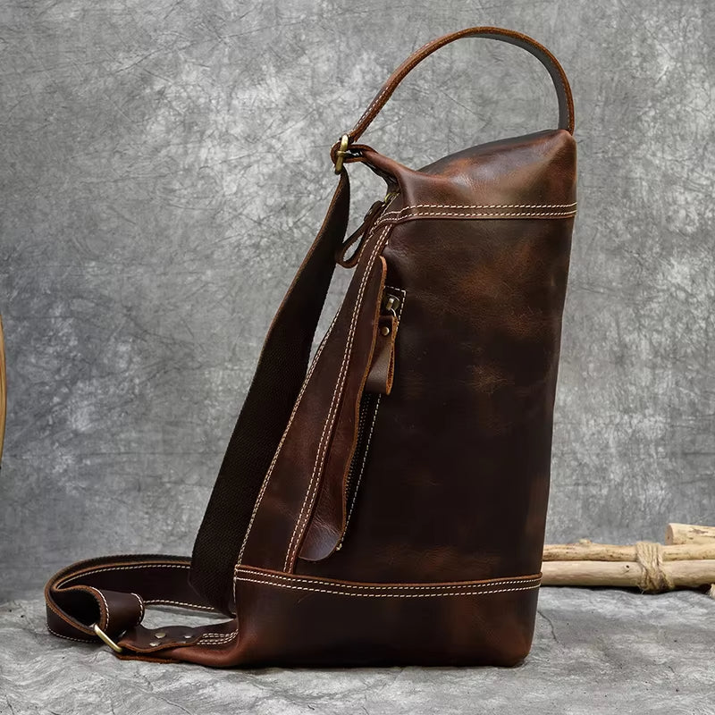 Zaino in pelle marrone vintage, design elegante e resistente, con cerniera laterale e tracolla regolabile. Ideale per viaggi e uso quotidiano.