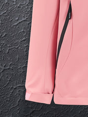 Giacca softshell rosa da donna con zip nera, tessuto impermeabile, ideale per attività outdoor. Design moderno e funzionale.