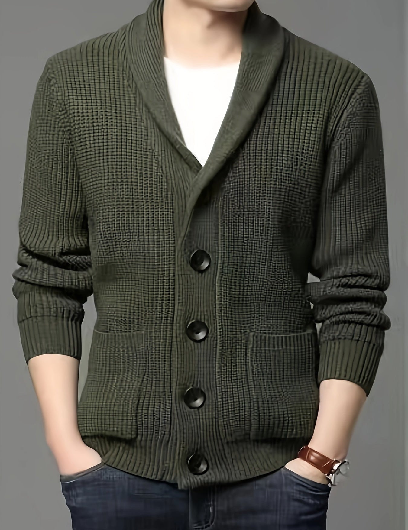 Cardigan uomo verde oliva con bottoni grandi, collo sciallato, tasche frontali, indossato su maglietta bianca. Stile casual elegante.