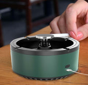 Purificatore d'aria portatile verde su tavolo in legno, con design compatto e moderno, ideale per casa e ufficio. Mano che interagisce con il dispositivo.