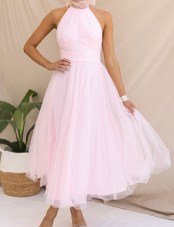 Abito da sera rosa chiaro in tulle, senza maniche, lunghezza media, con scollo all'americana. Perfetto per eventi eleganti e cerimonie.