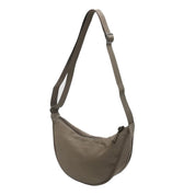 Borsa a tracolla unisex in tessuto beige, design moderno e minimalista, con cerniera e cinturino regolabile. Accessorio moda versatile e pratico.