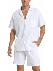 Camicia e pantaloncini uomo bianchi in cotone, stile casual estivo, maniche corte, tasca frontale, abbigliamento leggero e traspirante.