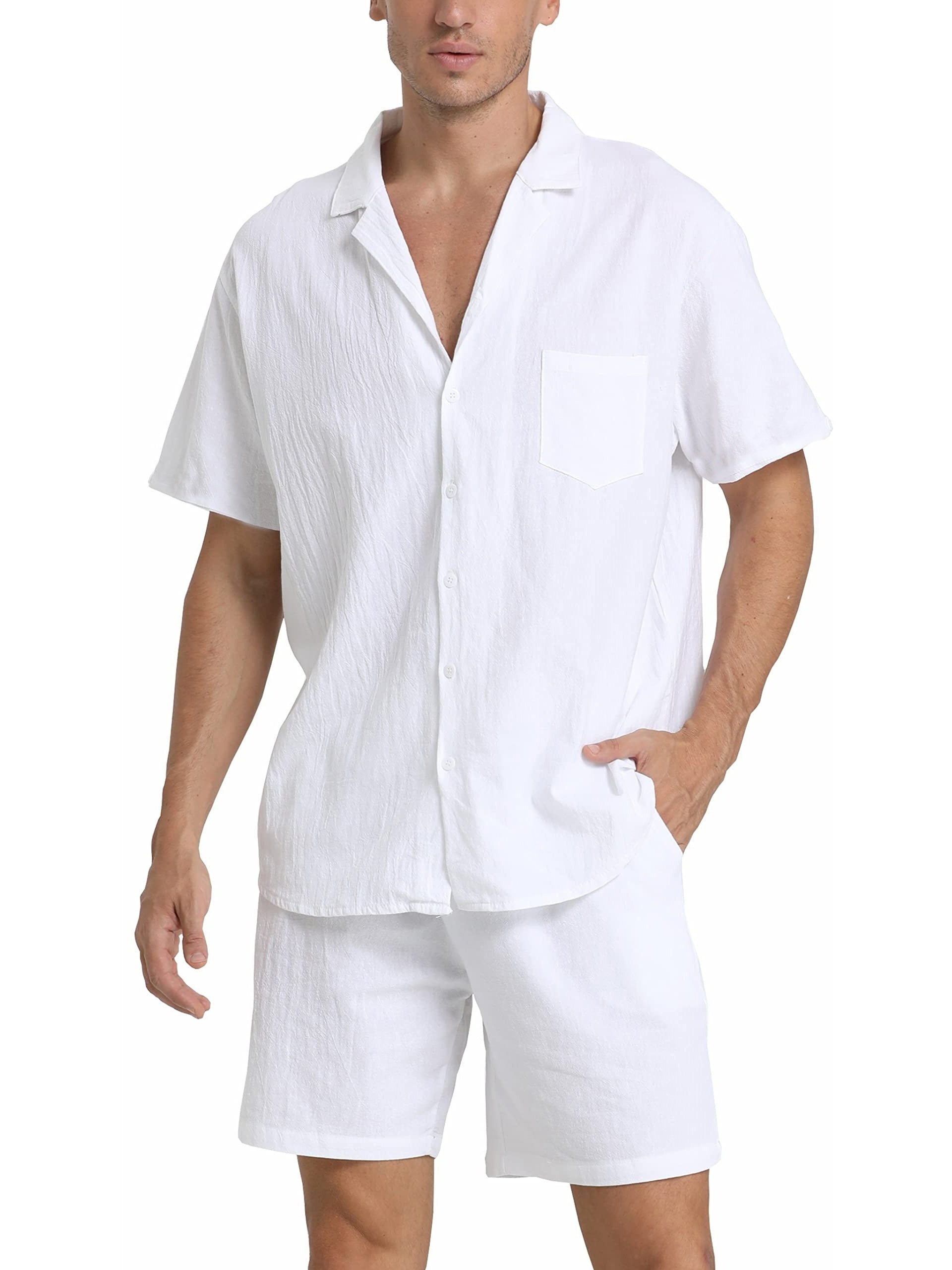 Camicia e pantaloncini uomo bianchi in cotone, stile casual estivo, maniche corte, tasca frontale, abbigliamento leggero e traspirante.