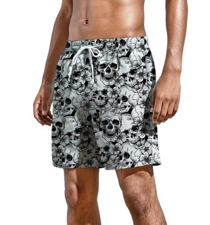 Pantaloncini da bagno uomo con stampa teschi, design moderno in bianco e nero, elastico in vita con laccio, ideale per spiaggia e piscina.