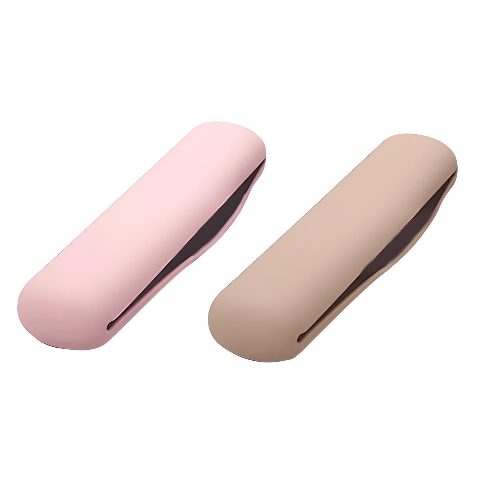 Due fermagli per capelli in plastica, uno rosa e uno beige, su sfondo bianco. Accessori moda donna, eleganti e minimalisti.