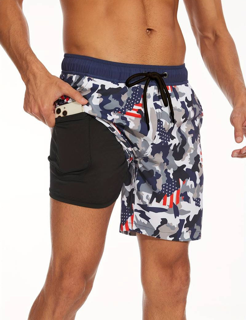 Shorts da uomo con stampa mimetica e bandiera USA, tasca laterale nera, elastico in vita e cordoncino. Ideali per nuoto e attività estive.
