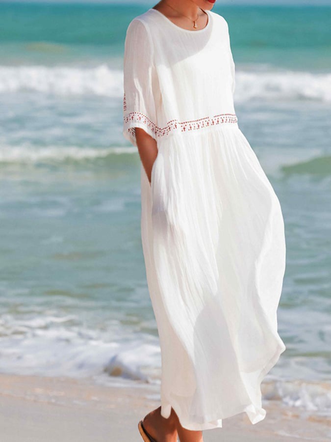 Abito lungo bianco estivo da donna, maniche corte, tessuto leggero, ideale per la spiaggia. Stile casual, perfetto per giornate calde.