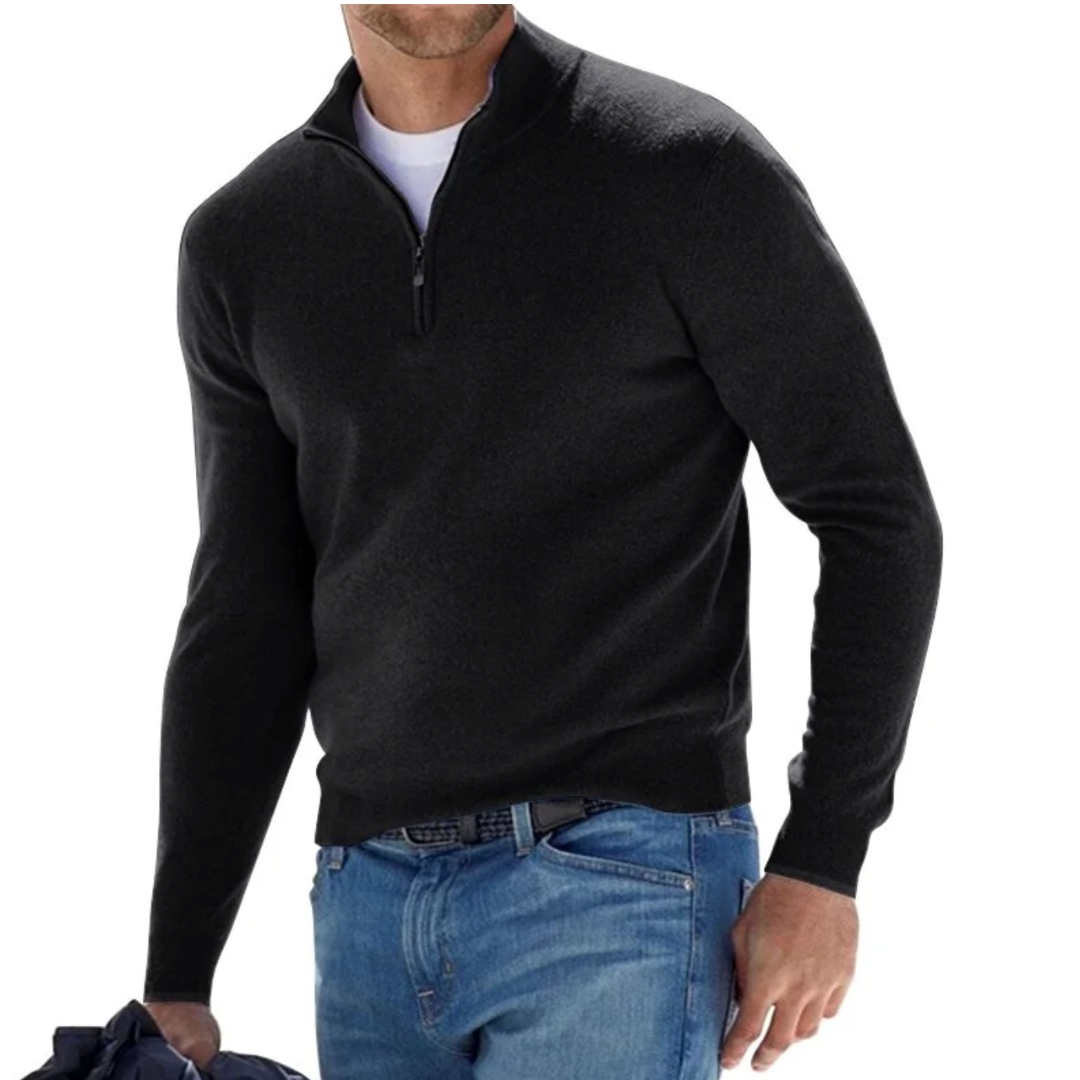 Maglione uomo nero con zip, indossato su jeans blu. Stile casual elegante, ideale per autunno e inverno. Tessuto caldo e confortevole.