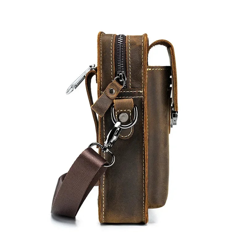 Borsa a tracolla in pelle marrone vintage, vista laterale. Design elegante con cerniera robusta e tracolla regolabile. Accessorio moda uomo.