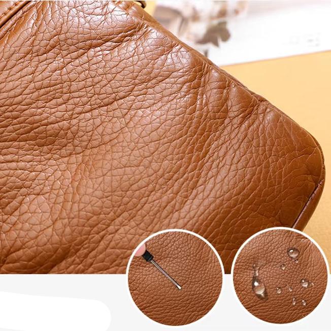 Borsa in pelle marrone con texture dettagliata, resistente all'acqua, chiusura con cerniera, design elegante e moderno, ideale per ogni occasione.