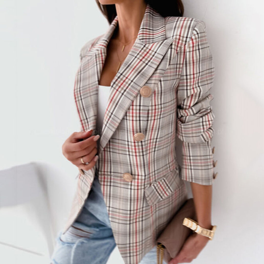 Giacca a quadri donna elegante, doppiopetto, bottoni dorati, abbinata a top bianco e jeans. Look moda autunno, stile casual chic.