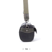 Borsa a tracolla in pelle nera con dettagli in tessuto, vista laterale. Design elegante, ideale per uomo e donna. Accessorio moda versatile.