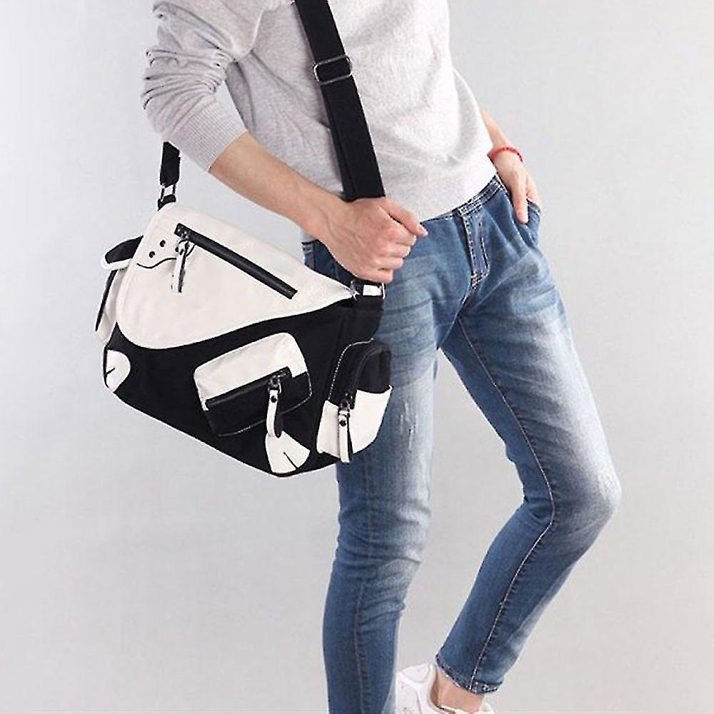 Utente con borsa a tracolla bianca e nera, indossa jeans e maglione grigio. Accessorio moda casual, ideale per uso quotidiano e viaggi.