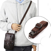Uomo con borsa a tracolla in pelle marrone, chiusura con zip, tasche multiple, cinghia regolabile. Accessorio moda casual per uomo.