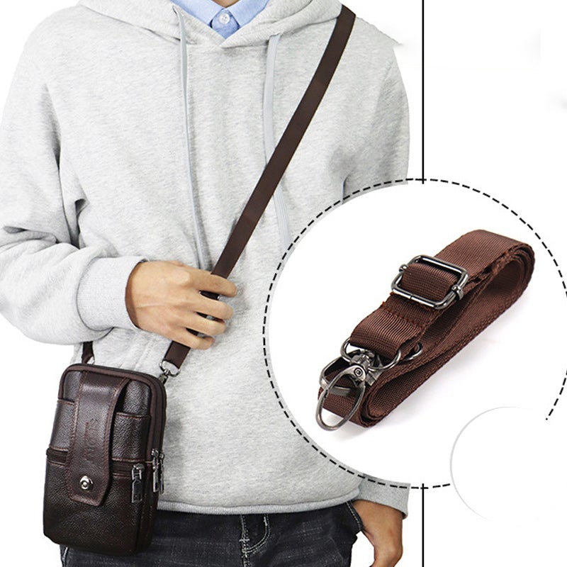Uomo con borsa a tracolla in pelle marrone, chiusura con zip, tasche multiple, cinghia regolabile. Accessorio moda casual per uomo.