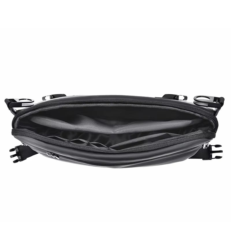 Borsa a tracolla nera impermeabile, vista dall'alto, con cerniera aperta e scomparto spazioso. Accessorio moda unisex, ideale per viaggio e lavoro.