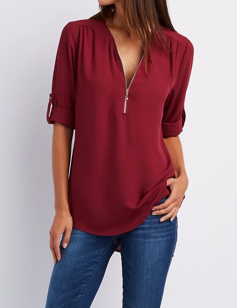 4 arrotolate, abbinata a jeans blu. Elegante e casual, perfetta per moda autunnale.