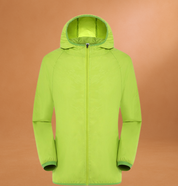 Giacca antivento verde lime con cappuccio, chiusura a zip, sfondo arancione. Abbigliamento outdoor, moda sportiva, impermeabile leggero.