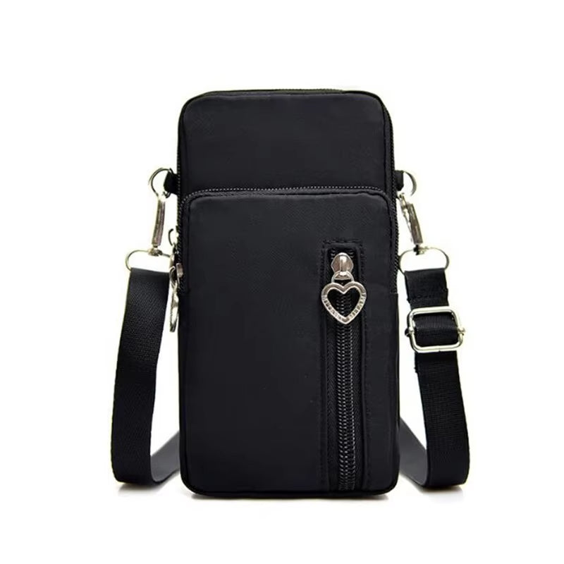 Borsa a tracolla nera in nylon con cerniera e decorazione a cuore, design compatto, ideale per smartphone e accessori. Accessorio moda donna.
