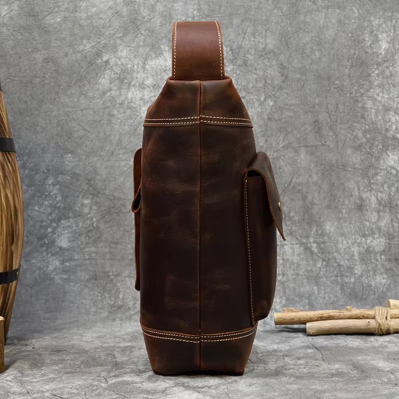 Zaino in pelle marrone vintage con cuciture bianche, design elegante e resistente, ideale per viaggi e uso quotidiano. Accessorio moda uomo.
