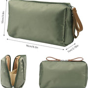 Astuccio verde in nylon impermeabile, dimensioni 16x10x7 cm, con cerniera e manico in pelle. Ideale per cosmetici e accessori da viaggio.