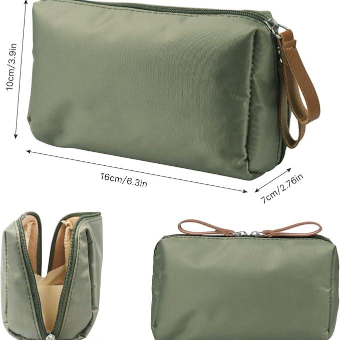 Astuccio verde in nylon impermeabile, dimensioni 16x10x7 cm, con cerniera e manico in pelle. Ideale per cosmetici e accessori da viaggio.