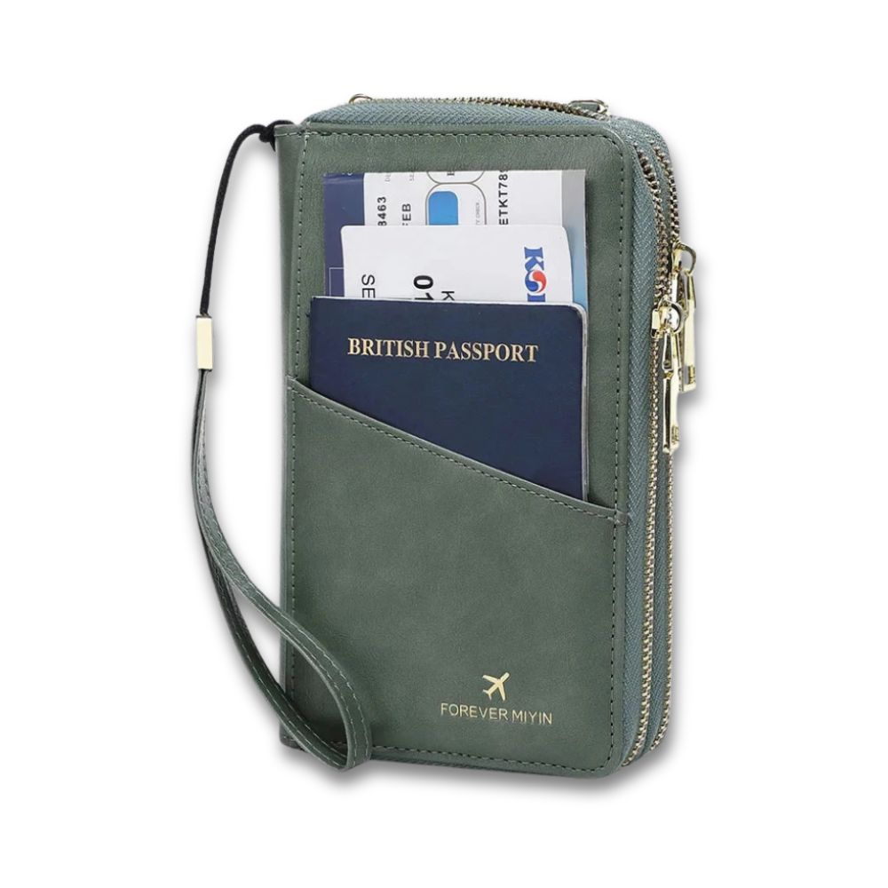 Portafoglio da viaggio verde con passaporto britannico e biglietto aereo, cerniera dorata, cinturino da polso, ideale per viaggi e documenti.