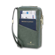 Portafoglio da viaggio verde con passaporto britannico e biglietto aereo, cerniera dorata, cinturino da polso, ideale per viaggi e documenti.