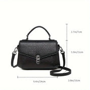 Borsa a tracolla nera in pelle, design elegante con manico superiore, chiusura a scatto, dimensioni 24x15x10 cm, ideale per moda femminile.