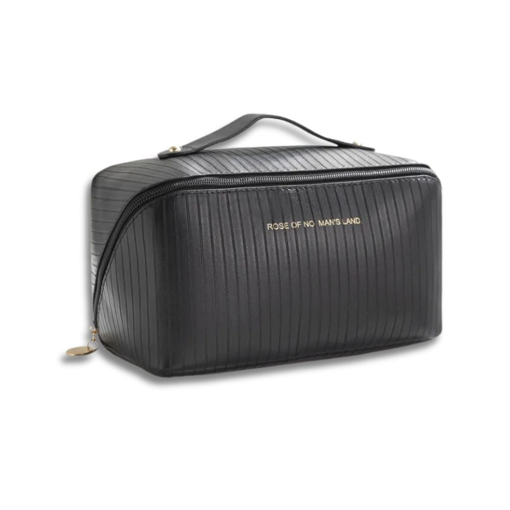 Elegante beauty case nero in pelle con manico, chiusura a zip e scritta dorata "Rose of No Man's Land". Accessorio moda viaggio donna.