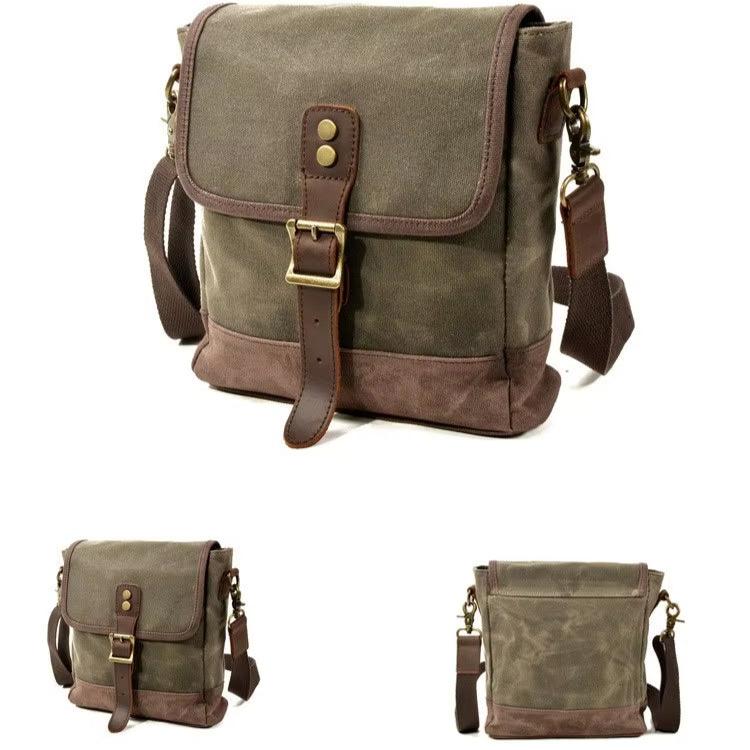 Borsa a tracolla in tela verde oliva con dettagli in pelle marrone, fibbia in metallo, tasca frontale e tracolla regolabile. Elegante e resistente.