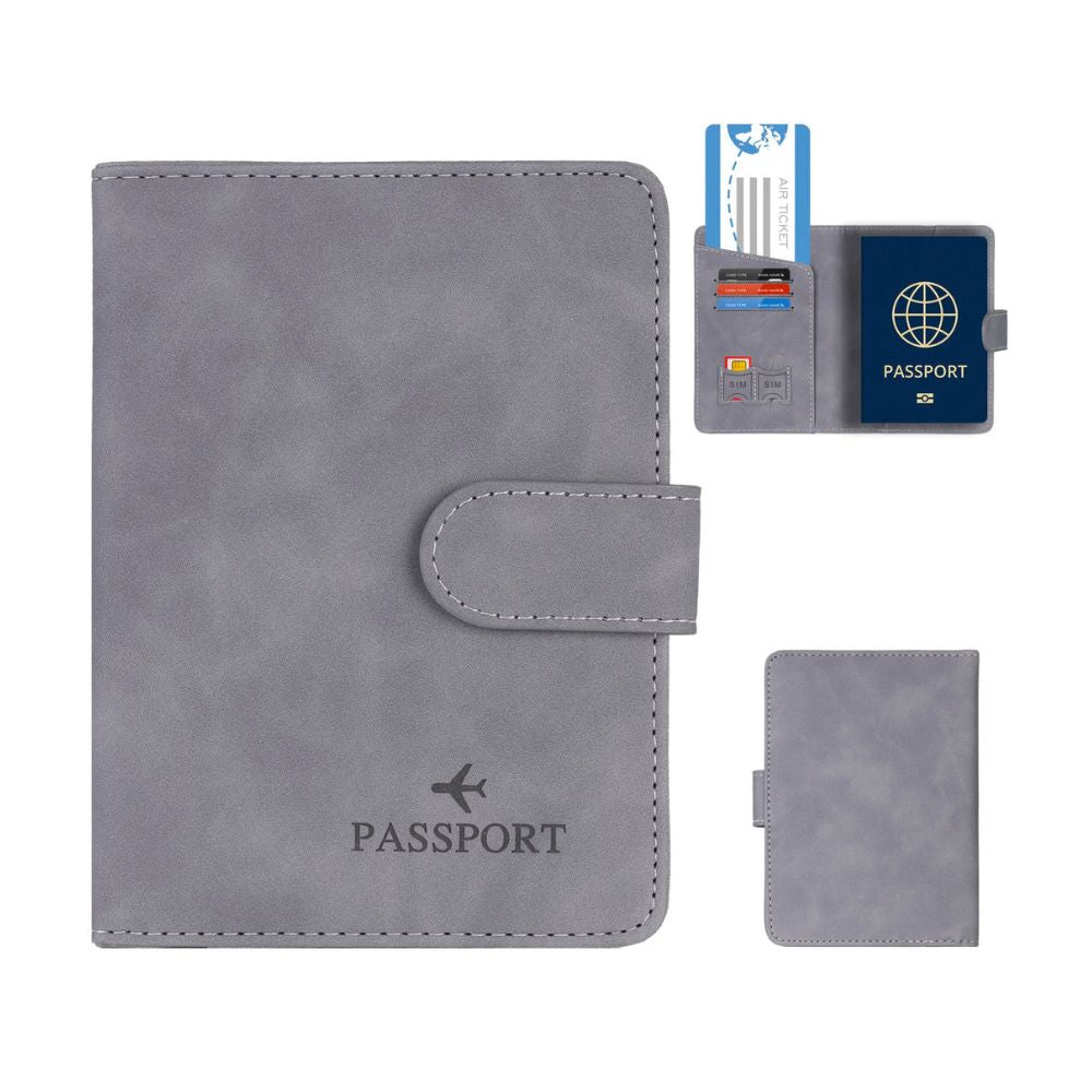 Custodia passaporto in pelle grigia con chiusura a bottone, scomparti per carte di credito e documenti. Accessorio da viaggio elegante e funzionale.