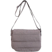 Borsa a tracolla imbottita grigia, design moderno, tessuto trapuntato, chiusura a patta, ideale per moda casual e quotidiana.