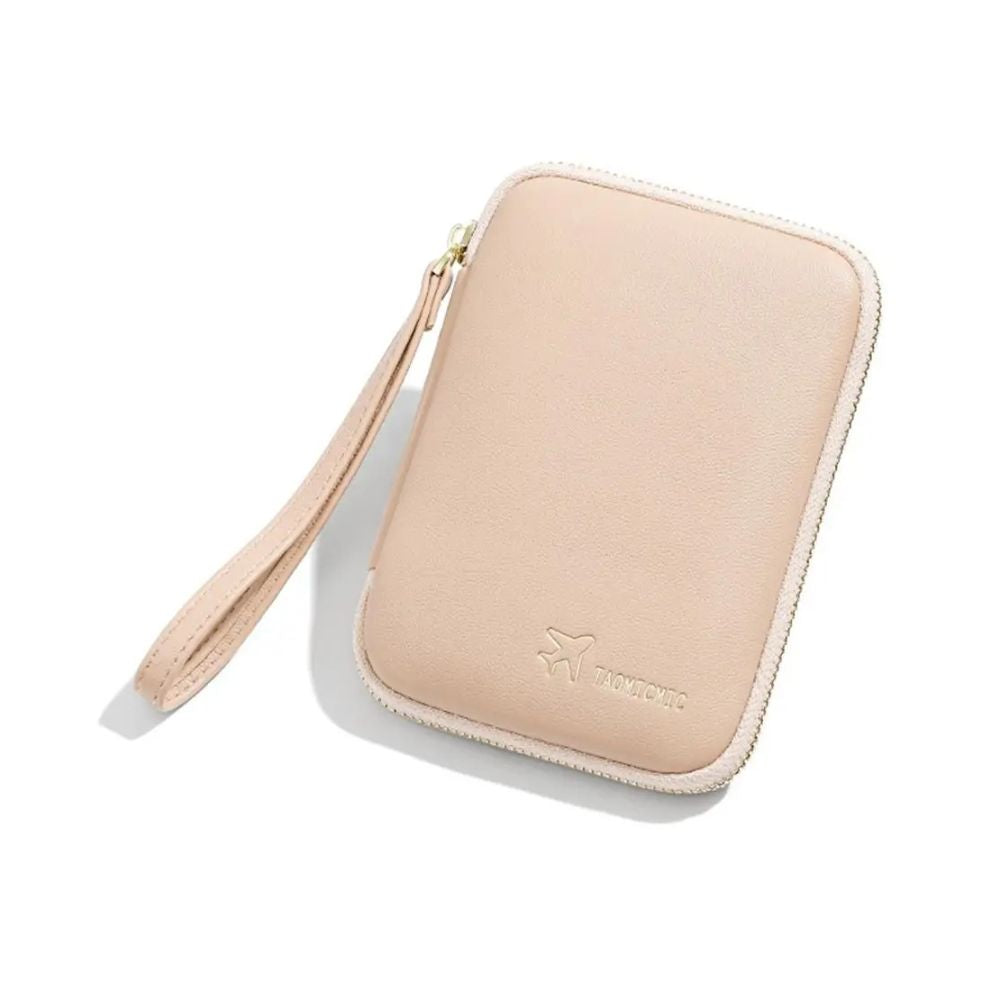 Custodia portafoglio in pelle beige con cerniera e cinturino, design elegante e minimalista, ideale per organizzare carte e documenti.