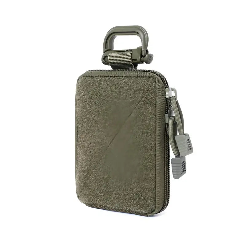 Custodia tattica verde militare con zip, moschettone e tasche multiple. Ideale per accessori outdoor, escursionismo e campeggio. Resistente e compatta.