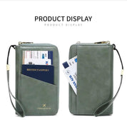 Portafoglio da viaggio verde con passaporto britannico e carte d'imbarco, design compatto, chiusura a zip, cinturino da polso, ideale per viaggiatori.
