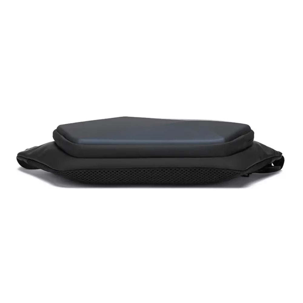 Zaino nero moderno con design ergonomico, tasche multiple e materiale resistente all'acqua. Ideale per viaggi, lavoro e scuola.