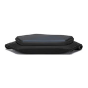 Zaino nero moderno con design ergonomico, tasche multiple e materiale resistente all'acqua. Ideale per viaggi, lavoro e scuola.