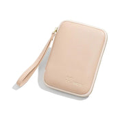 Custodia portafoglio in pelle beige con cerniera e cinturino, design elegante e minimalista, ideale per organizzare carte e documenti.