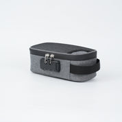 Astuccio rigido grigio con chiusura a combinazione, maniglia laterale e design compatto. Ideale per viaggi, sicurezza e organizzazione.