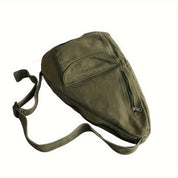 Zaino monospalla verde oliva con tasca frontale e cerniera, design moderno e pratico, ideale per escursioni e uso quotidiano.